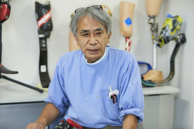 話している男性