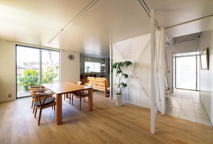 階段を中心に回遊できる1階