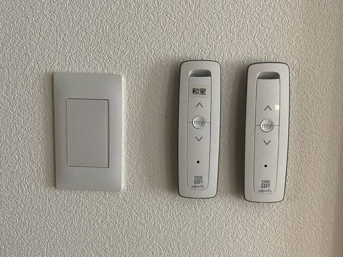 モコンは壁に引っかけたままボタンを押せる