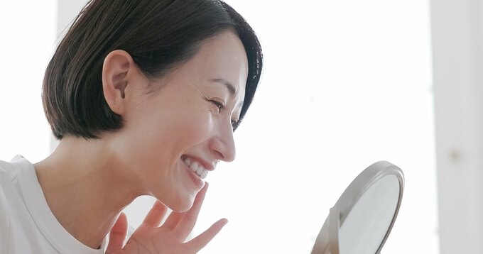 PIXTA鏡を見るミドル女性