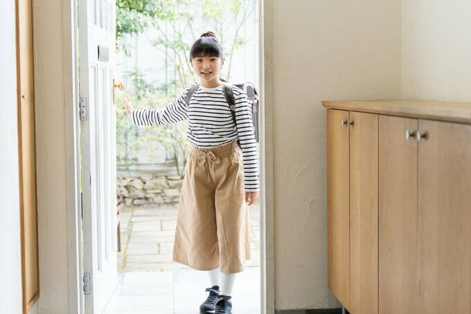 玄関をあける子ども