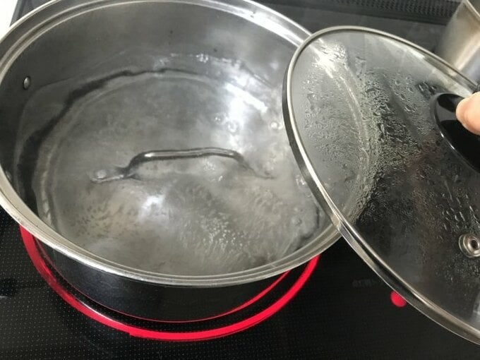 お鍋に沸騰したお湯