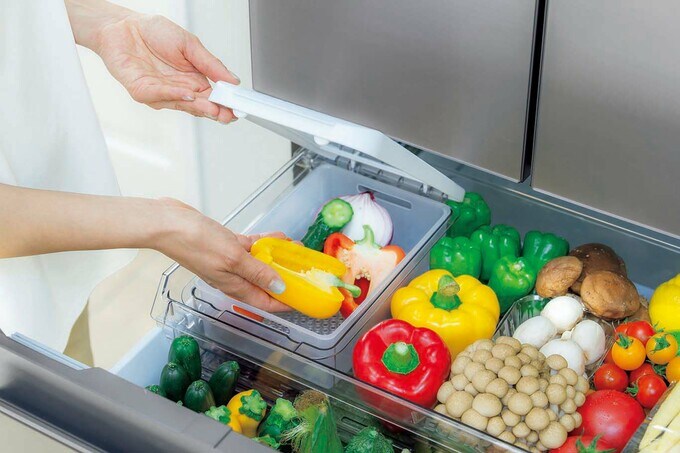 「使い切り野菜BOX」に野菜を入れているところ