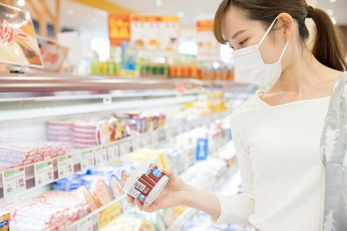 買い物する女性