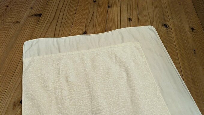 ガーゼ地のバスタオルと比べると、このぐらい小さいです