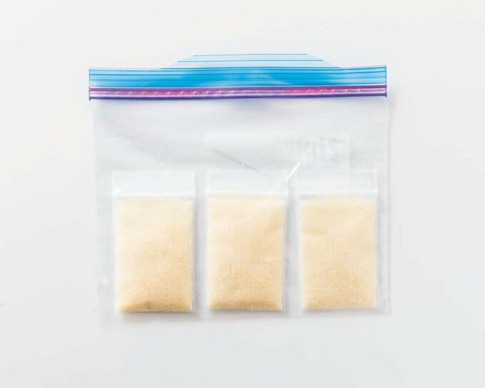 粉チーズを保存袋に小分けした様子