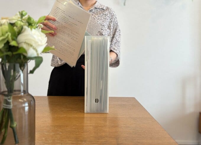 書類を整理するよしいさん