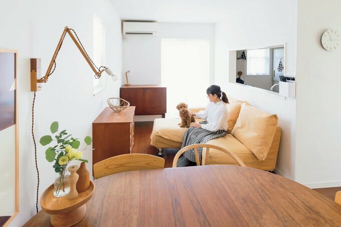 女性と犬がリビングでくつろぐ様子