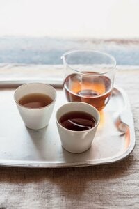 冷茶はアルミのトレーにのせて