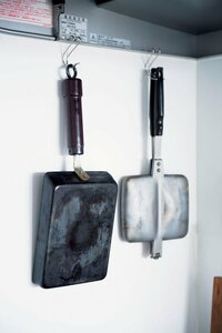 レンジフードに鍋類をつり下げ収納