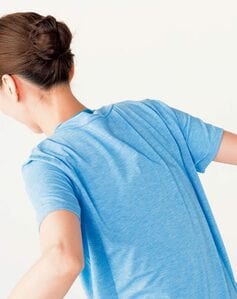 肩甲骨を寄せる