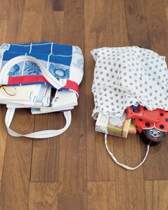 図書館の本と子どものオモチャ→エコバッグ