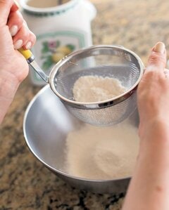 みそこしを粉ふるいに