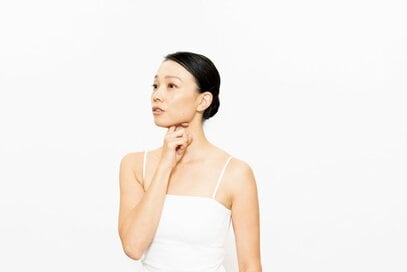 簡単マッサージで「二重あご」をすっきり解消。使うのは人さし指だけ