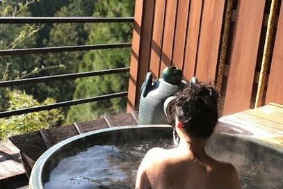 芸人・友近さんの「ひとり旅」の過ごし方。大事にしているポイントは、移動手段と温泉