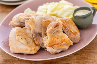 春キャベツと鶏肉のソテー。“混ぜるだけ”マスタードソースにからめると絶品