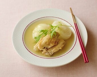 春野菜をシンプルに味わう「新タマネギと鶏手羽の煮物」のレシピ。鶏のうま味がたっぷり：大原千鶴さん
