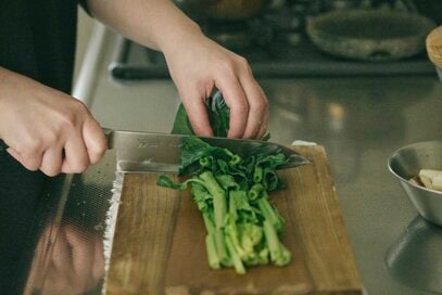 築35年で夫婦ふたり暮らし、食材は「たりない」くらいがちょうどいい。冷蔵庫の余白が心のゆとりに