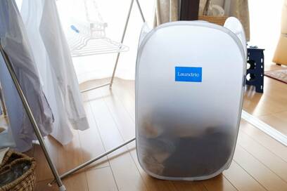 スリーコインズの洗濯グッズ。小さく畳めるバスケットで干す作業がラクに
