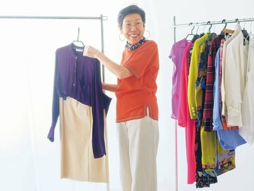 70代スタイリスト、年齢を重ねるからこそ「明るい色」を着る。白い靴で足取りも軽く