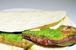 トルティーヤで包み、即席タコスに