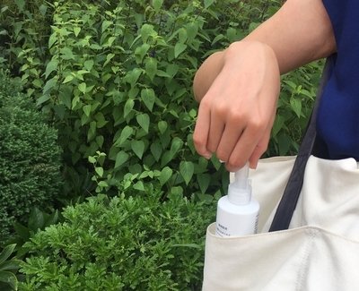 バッグに日焼け止め