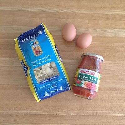 ショートパスタとトマトソースと卵