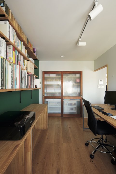 引き戸付きの本棚を設置