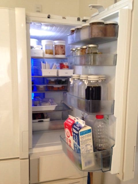 冷蔵庫に合わせ調味料を常備している様子