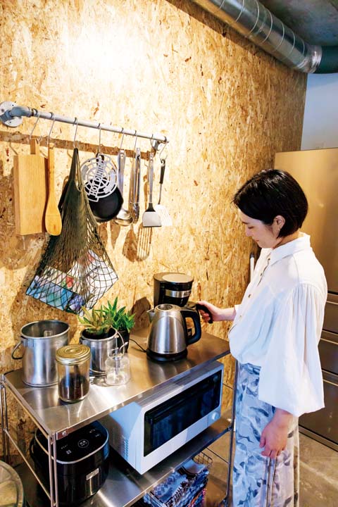 吊り下げ収納のあるキッチン