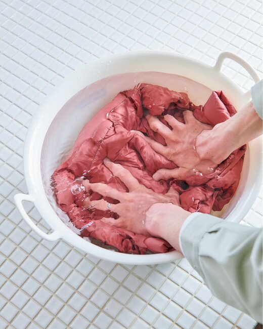 ダウンに水をしみこませる