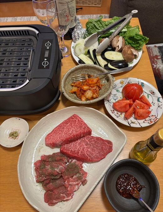 写真の左はラム肉。ときどきヒレ肉も置いてあり、見つけた日は、わが家がステーキハウス化します