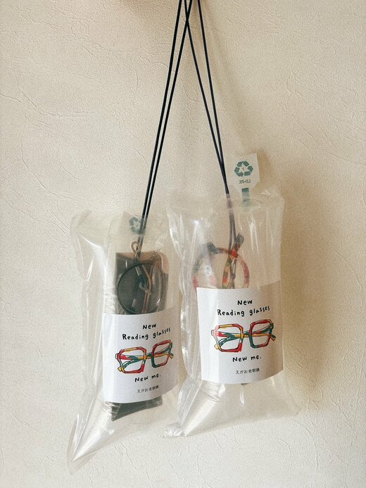 メガネを守るように袋を膨らませ、ストラップが持ち手になるように工夫されたパッケージ。縁日帰りのようでウキウキしました