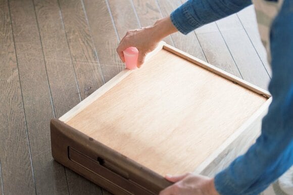 底面の縁にもろうを塗る