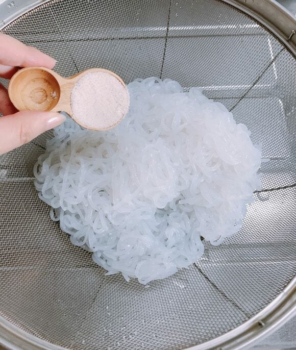 塩大さじ１（分量外）をふってもむ。