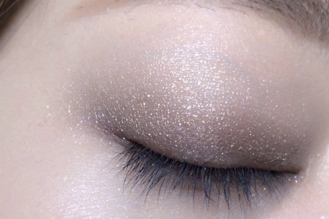 ベージュ系の「BE-2」でメイクしたまぶた