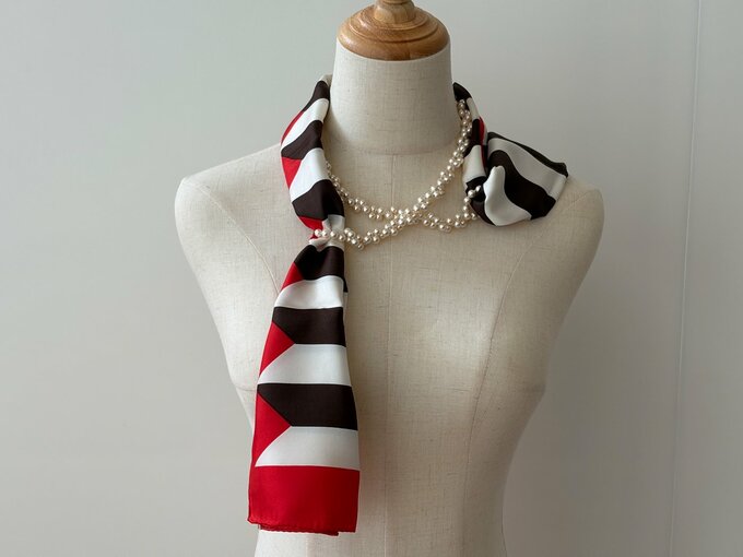 ネックレスを首に巻いた状態