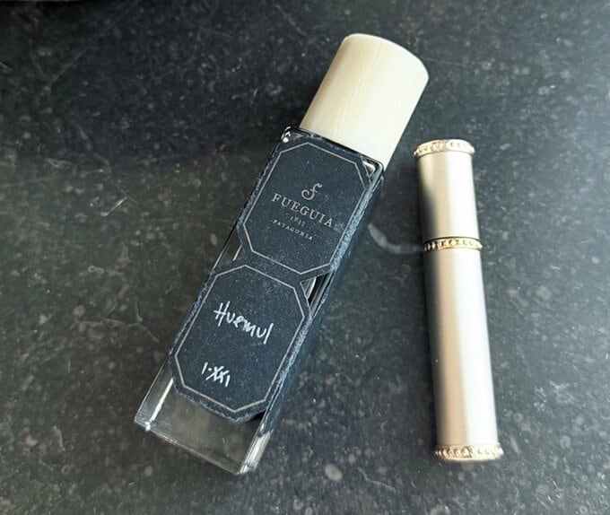 ミニボトルの香水とアトマイザー