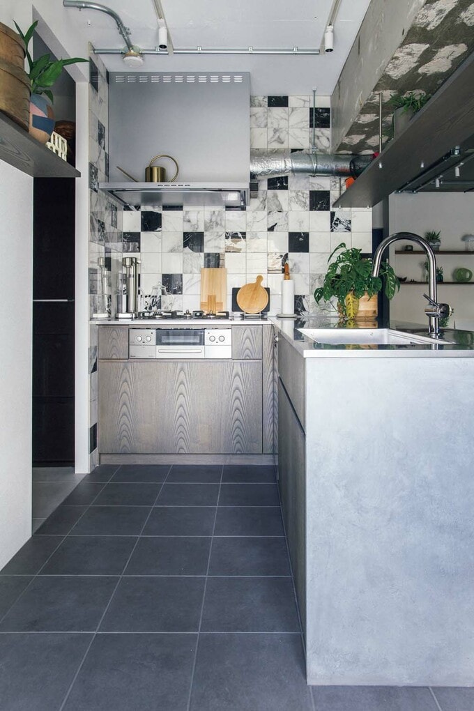 コンロの脇に壁