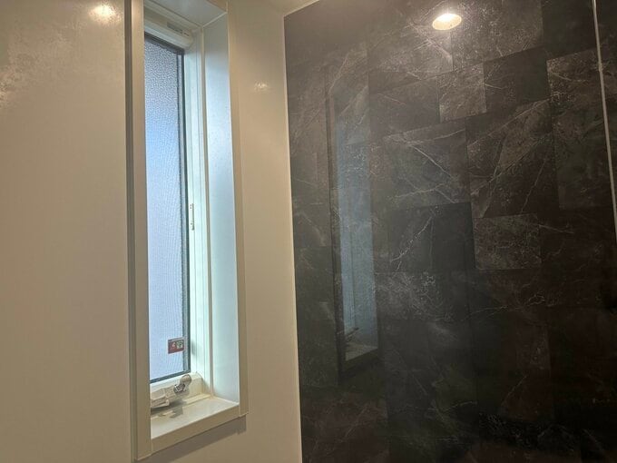 浴室に設置した開閉式の窓