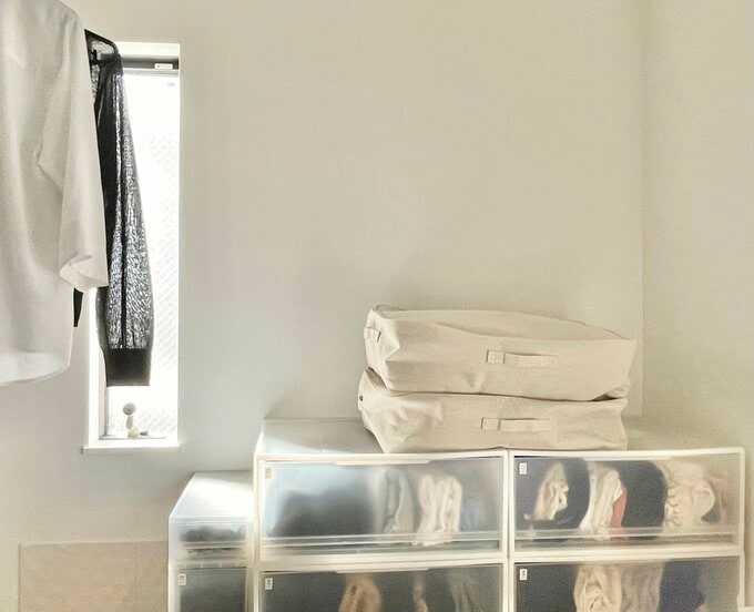 部屋の中の服収納
