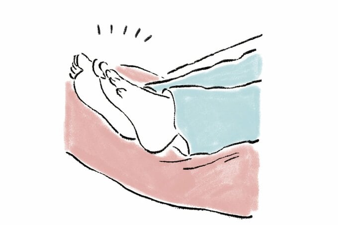 足をクッションの上に乗せて眠る様子のイラスト