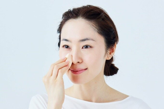 小鼻に塗り広げる