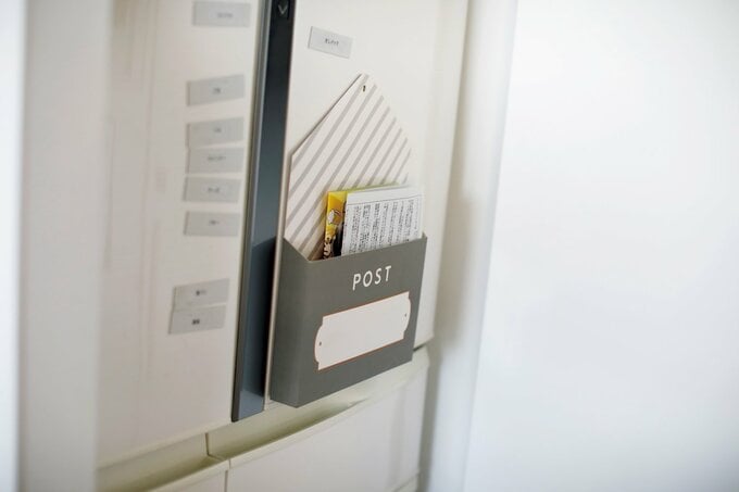 冷蔵庫にセットされた、プリントを入れるポスト
