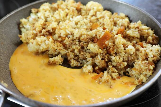 溶き卵を入れる