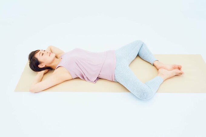 両手で頭を抱えるようにする
