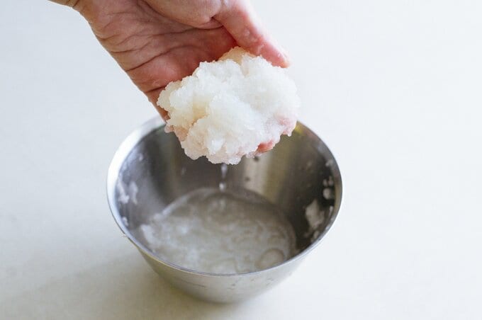 大根の水気をきる