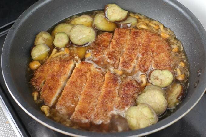 市販のトンカツ、ナスを戻し入れて1分ほど煮込む