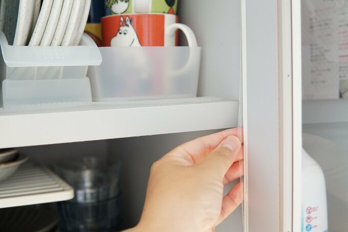 表面がはがれきた食器棚