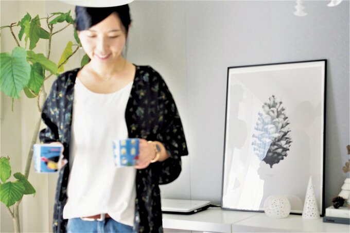 マグカップを持つ女性